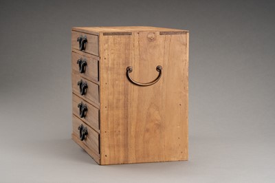 Lot 1083 - A WOODEN JAPANESE STORAGE BOX WITH 5 DRAWERS