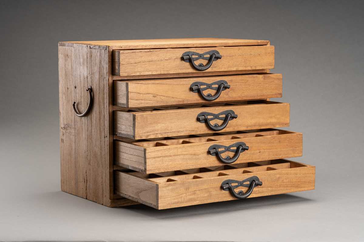Lot 1083 - A WOODEN JAPANESE STORAGE BOX WITH 5 DRAWERS