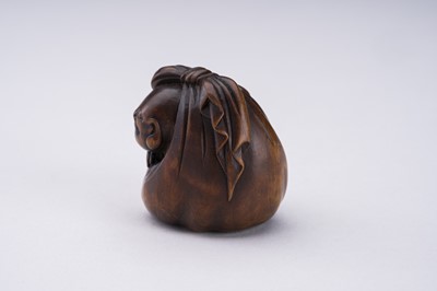 Lot 372 - A WOOD NETSUKE OF HOTEI AND A BOY INSIDE HIS TREASURE BAG