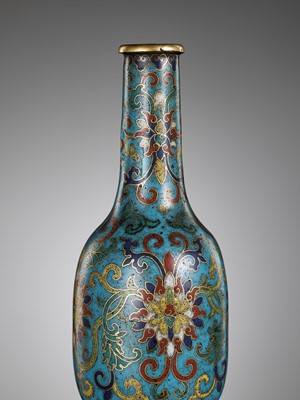 Lot 16 - A CLOISONNÉ ENAMEL MALLET VASE, QIANLONG FIVE-CHARACTER MARK AND OF THE PERIOD