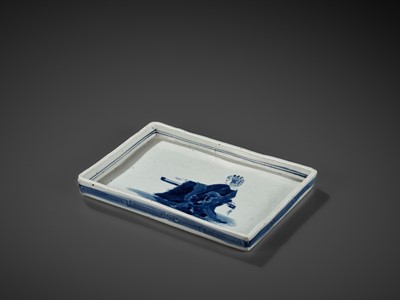Lot 412 - A RARE ‘LADY PLAYING THE QIN’ BLUE AND WHITE PORCELAIN TRAY, 18TH-19TH CENTURY
