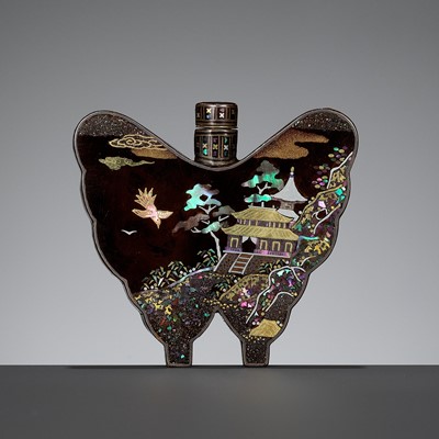 Lot 610 - A JAPANESE MOTHER-OF-PEARL-INLAID ‘BUTTERFLY’ SNUFF BOTTLE
