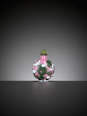 Lot 597 - A GREEN AND WHITE DOUBLE-OVERLAY PINK GLASS ‘SILKWORM’ SNUFF BOTTLE, YANGZHOU SCHOOL