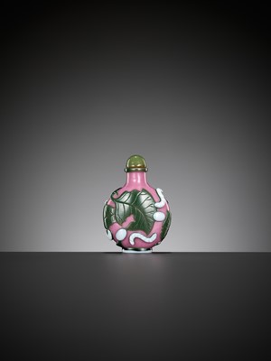 Lot 597 - A GREEN AND WHITE DOUBLE-OVERLAY PINK GLASS ‘SILKWORM’ SNUFF BOTTLE, YANGZHOU SCHOOL