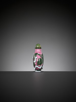 Lot 597 - A GREEN AND WHITE DOUBLE-OVERLAY PINK GLASS ‘SILKWORM’ SNUFF BOTTLE, YANGZHOU SCHOOL