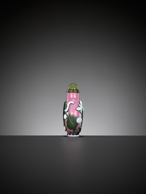Lot 597 - A GREEN AND WHITE DOUBLE-OVERLAY PINK GLASS ‘SILKWORM’ SNUFF BOTTLE, YANGZHOU SCHOOL
