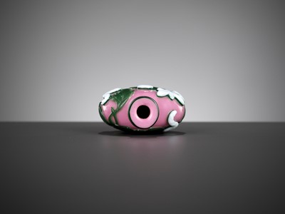 Lot 597 - A GREEN AND WHITE DOUBLE-OVERLAY PINK GLASS ‘SILKWORM’ SNUFF BOTTLE, YANGZHOU SCHOOL