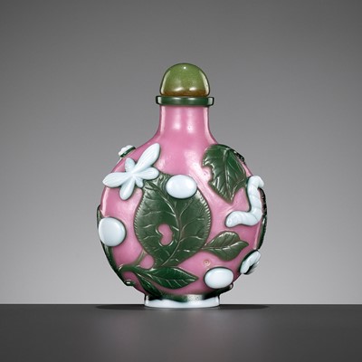 Lot 597 - A GREEN AND WHITE DOUBLE-OVERLAY PINK GLASS ‘SILKWORM’ SNUFF BOTTLE, YANGZHOU SCHOOL