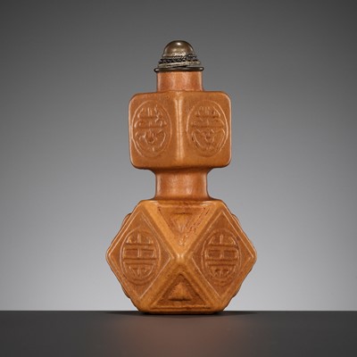 Lot 611 - AN IMPERIAL MOLDED GOURD ‘SHOU’ SNUFF BOTTLE, QIANLONG SHANGWAN MARK AND OF THE PERIOD