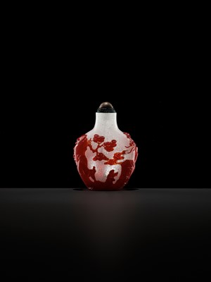 Lot 595 - A RUBY-RED OVERLAY SNOWFLAKE GLASS ‘SCHOLAR’ SNUFF BOTTLE, GUANGXU MARK AND PERIOD