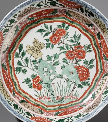 Lot 87 - A FAMILLE VERTE ‘FLORAL’ DISH, KANGXI MARK AND PERIOD