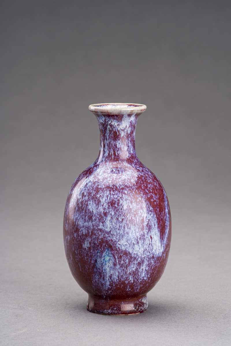 Lot 676 - A SMALL FLAMBÉ GLAZED PORCELAIN VASE, 1900s