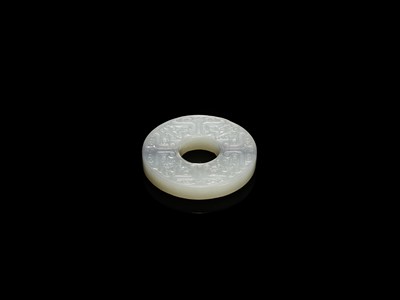 Lot 337 - AN ARCHAISTIC WHITE AND GRAY JADE DISC, BI, 18TH - EARLY 19TH CENTURY