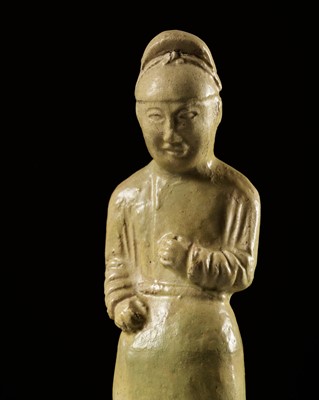 Lot 498 - A STRAW GLAZED POTTERY FIGURE OF AN ATTENDANT, SUI-TANG DYNASTY