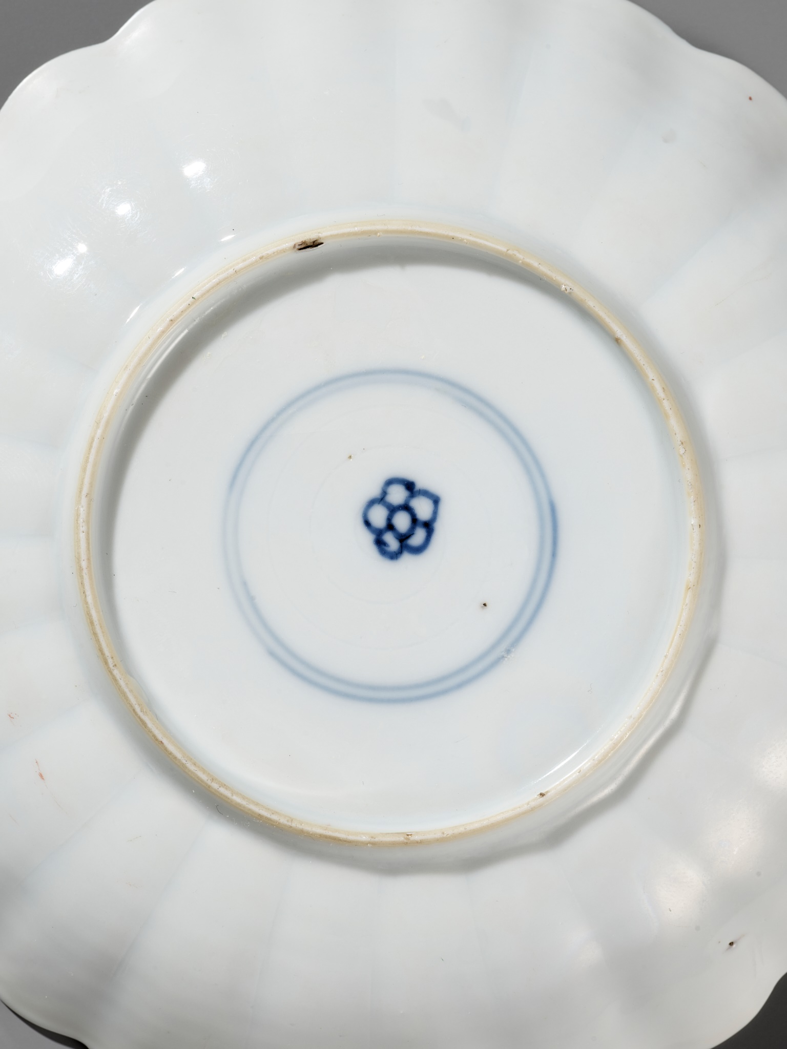 Lot 396 - A PAIR OF FAMILLE VERTE SCALLOPED ‘HAWK’