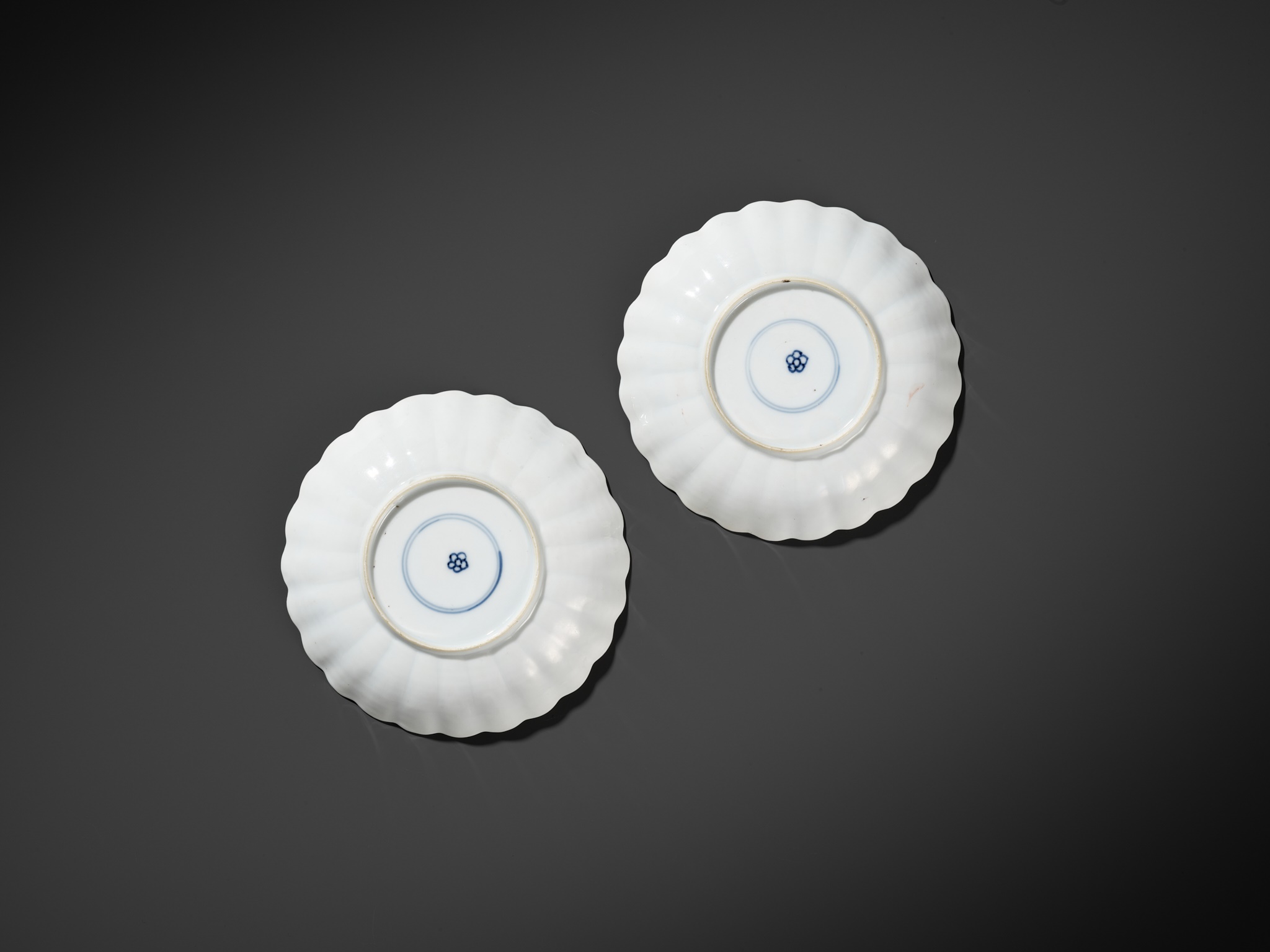 Lot 396 - A PAIR OF FAMILLE VERTE SCALLOPED ‘HAWK’