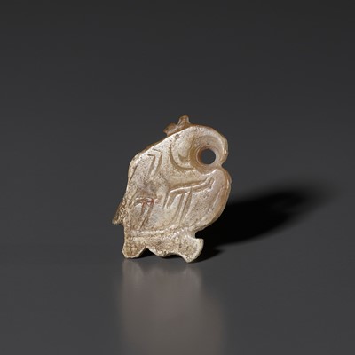 Lot 27 - A PALE CELADON AND RUSSET JADE ‘BIRD’ PENDANT, LATE SHANG DYNASTY