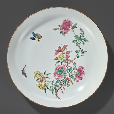 Lot 207 - A LARGE FAMILLE ROSE ‘BUTTERFLIES AND ROSES’ DISH, YONGZHENG PERIOD