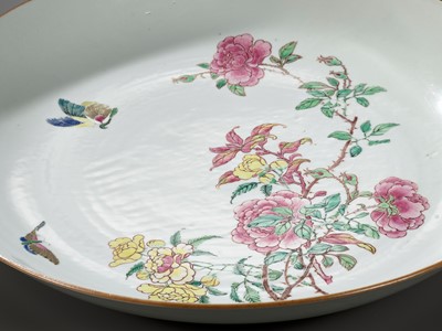 Lot 105 - A LARGE FAMILLE ROSE ‘BUTTERFLIES AND ROSES’ DISH, YONGZHENG PERIOD