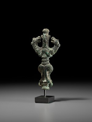Lot 717 - A LURISTAN ‘MASTER OF ANIMALS’ BRONZE STANDARD FINIAL, IRAN, CIRCA 1000-650 BC