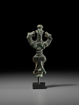 Lot 717 - A LURISTAN ‘MASTER OF ANIMALS’ BRONZE STANDARD FINIAL, IRAN, CIRCA 1000-650 BC