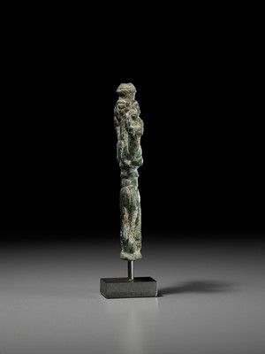 Lot 717 - A LURISTAN ‘MASTER OF ANIMALS’ BRONZE STANDARD FINIAL, IRAN, CIRCA 1000-650 BC