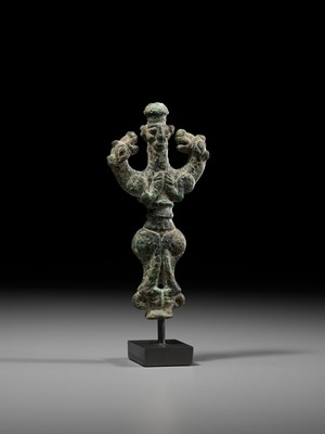 Lot 717 - A LURISTAN ‘MASTER OF ANIMALS’ BRONZE STANDARD FINIAL, IRAN, CIRCA 1000-650 BC