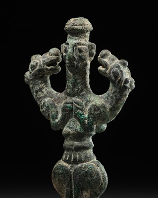 Lot 717 - A LURISTAN ‘MASTER OF ANIMALS’ BRONZE STANDARD FINIAL, IRAN, CIRCA 1000-650 BC