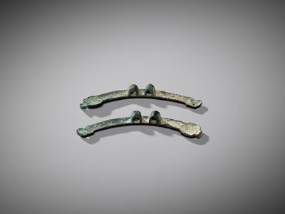 Lot 463 - A PAIR OF ‘DRAGON AND TAOTIE MASK’ BRONZE CHEEK-PIECE FITTINGS, ZHOU DYNASTY