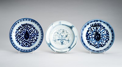 Lot 1182 - A LOT WITH THREE BLUE AND WHITE PORCELAIN DISHES, EDO