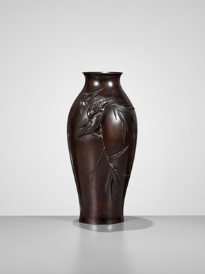 Lot 25 - A FINE BRONZE VASE DEPICTING SPARROWS AND BAMBOO