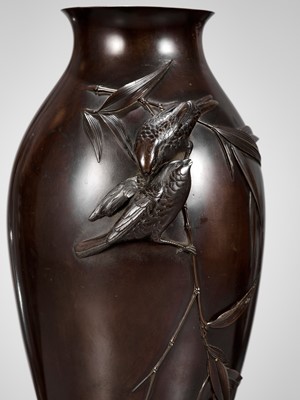 Lot 25 - A FINE BRONZE VASE DEPICTING SPARROWS AND BAMBOO