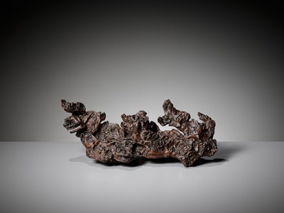 Lot 292 - A LACQUERED ROOT WOOD BRUSHREST, LATE MING - EARLY QING DYNASTY