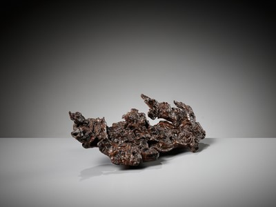 Lot 292 - A LACQUERED ROOT WOOD BRUSHREST, LATE MING - EARLY QING DYNASTY