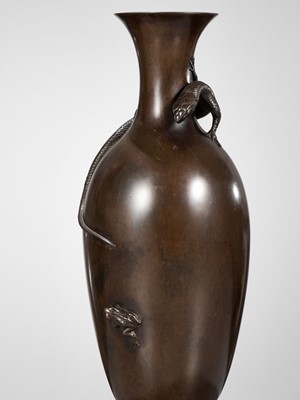 Lot 118 - AKICHIKA: A FINE BRONZE VASE WITH LIZARD PREYING ON A FROG