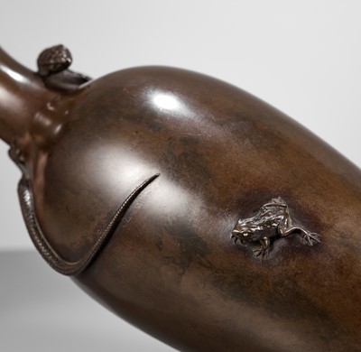Lot 172 - AKICHIKA: A FINE BRONZE VASE WITH LIZARD PREYING ON A FROG