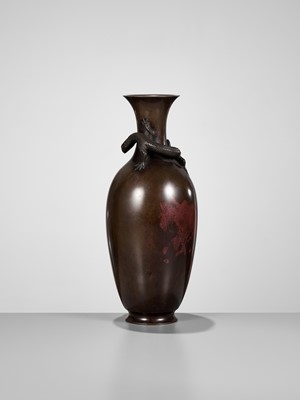 Lot 172 - AKICHIKA: A FINE BRONZE VASE WITH LIZARD PREYING ON A FROG