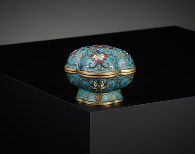 Lot 1 - AN EXTREMELY RARE CLOISONNÉ ENAMEL QUADRILOBED BOX AND COVER, QIANLONG FIVE-CHARACTER MARK AND OF THE PERIOD