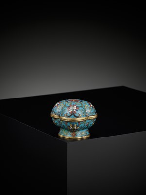 Lot 1 - AN EXTREMELY RARE CLOISONNÉ ENAMEL QUADRILOBED BOX AND COVER, QIANLONG FIVE-CHARACTER MARK AND OF THE PERIOD