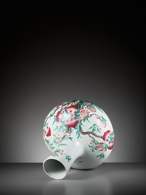 Lot 118 - A FAMILLE ROSE ‘NINE PEACHES’ VASE, TIANQIUPING, LATE QING DYNASTY TO REPUBLIC PERIOD