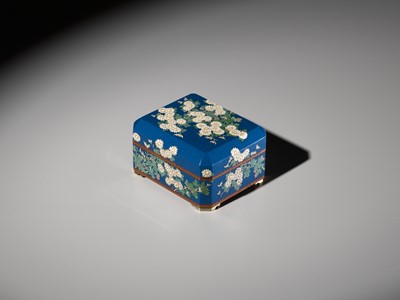 Lot 70 - GONDA HIROSUKE: A CLOISONNÉ ENAMEL BOX AND COVER