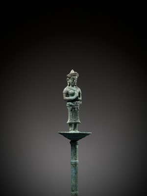 Lot 279 - A KHMER BRONZE FITTING WITH A FIGURE OF A FEMALE DEITY, ANGKOR PERIOD