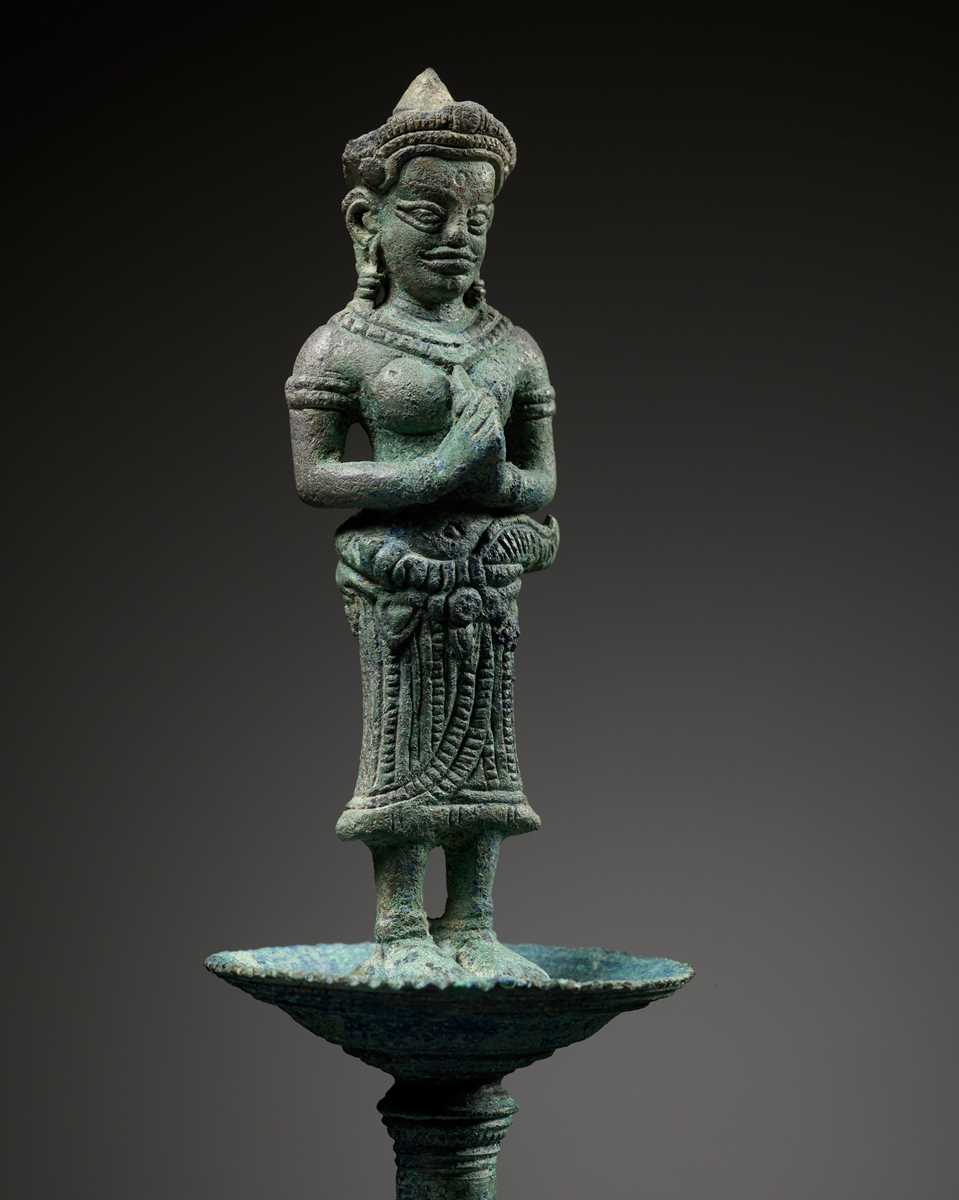 Lot 279 - A KHMER BRONZE FITTING WITH A FIGURE OF A FEMALE DEITY, ANGKOR PERIOD