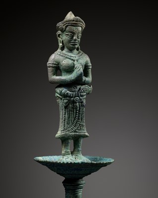 Lot 279 - A KHMER BRONZE FITTING WITH A FIGURE OF A FEMALE DEITY, ANGKOR PERIOD