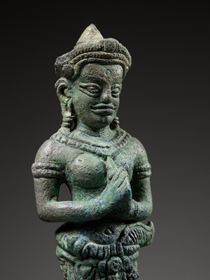 Lot 279 - A KHMER BRONZE FITTING WITH A FIGURE OF A FEMALE DEITY, ANGKOR PERIOD