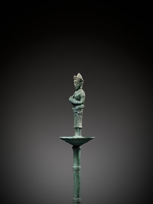 Lot 279 - A KHMER BRONZE FITTING WITH A FIGURE OF A FEMALE DEITY, ANGKOR PERIOD