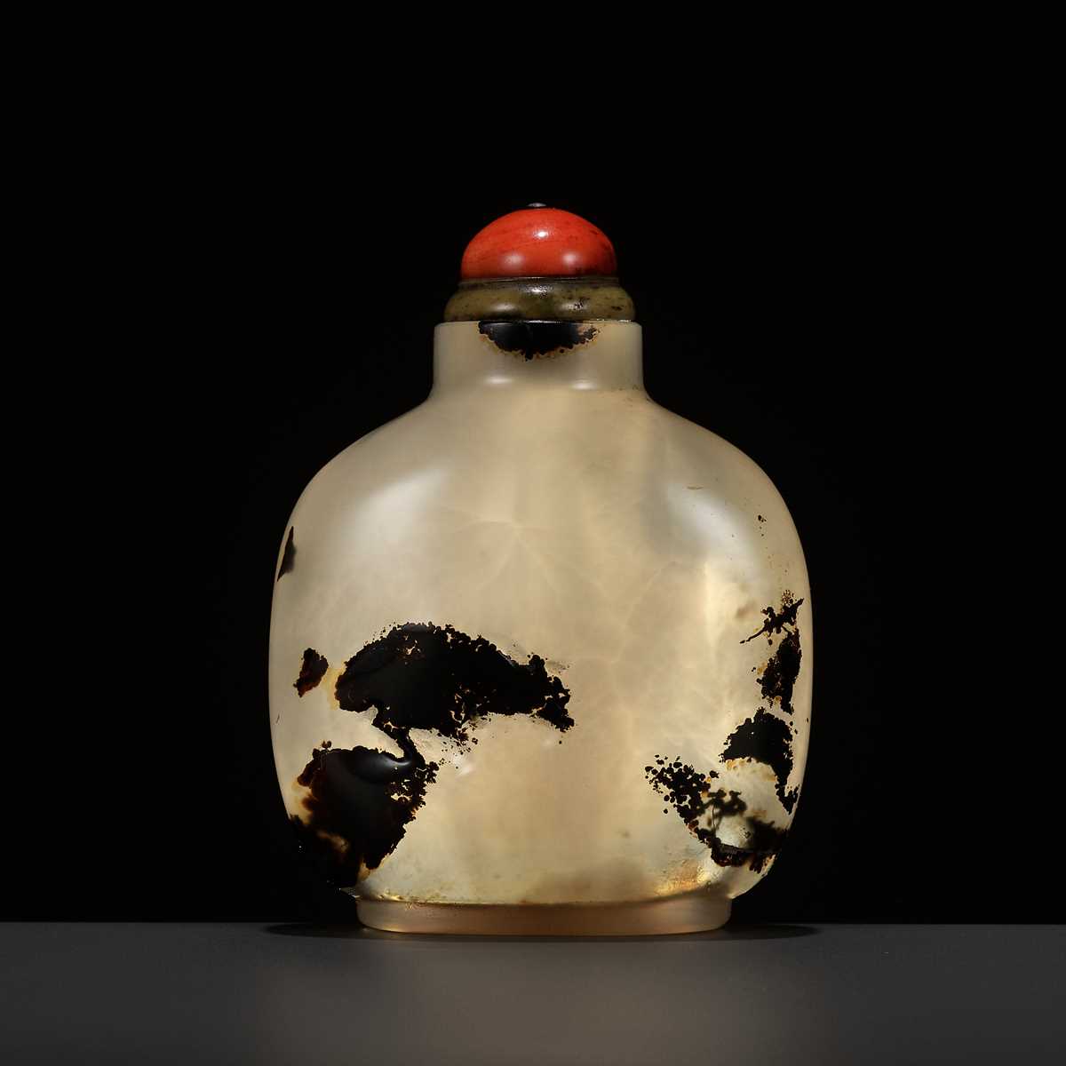 Lot 578 - A SHADOW AGATE ‘BIRD’ SNUFF BOTTLE, 1750-1850