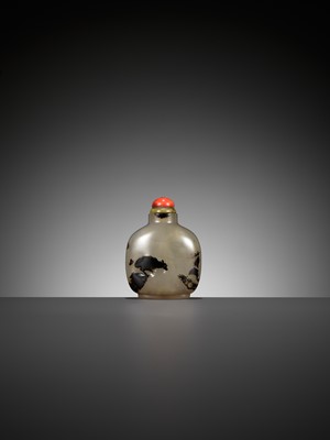 Lot 578 - A SHADOW AGATE ‘BIRD’ SNUFF BOTTLE, 1750-1850