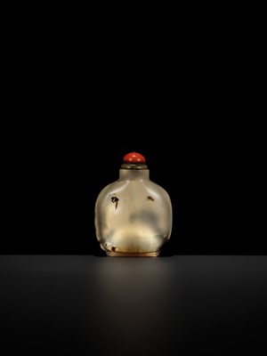 Lot 578 - A SHADOW AGATE ‘BIRD’ SNUFF BOTTLE, 1750-1850