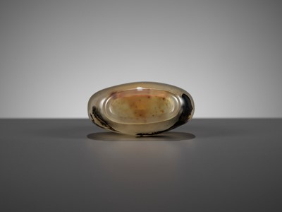 Lot 578 - A SHADOW AGATE ‘BIRD’ SNUFF BOTTLE, 1750-1850